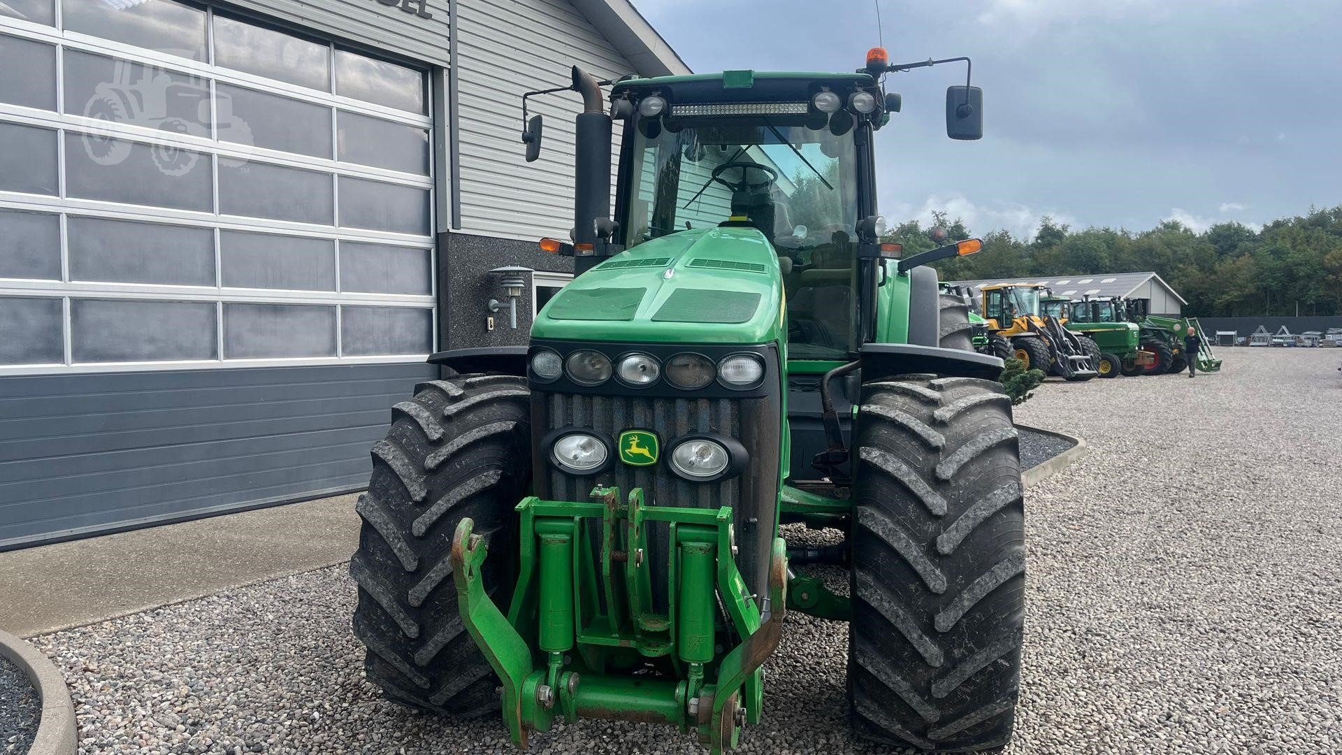 Traktor JOHN DEERE 8230